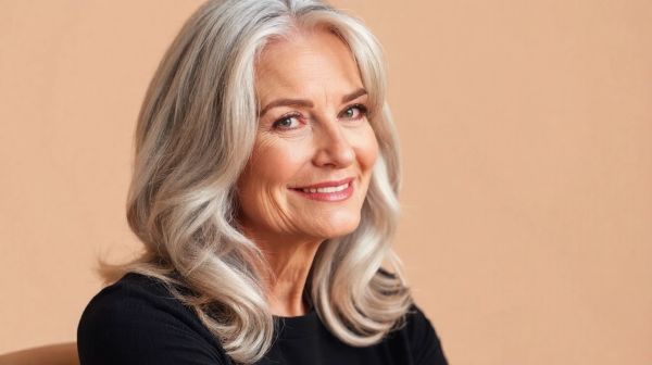 Adoptez le style des cheveux blancs : beauté et assurance