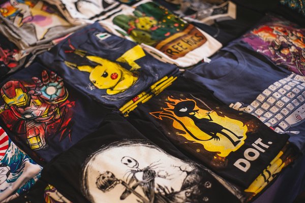 Les t-shirts geek qui allient humour et culture populaire
